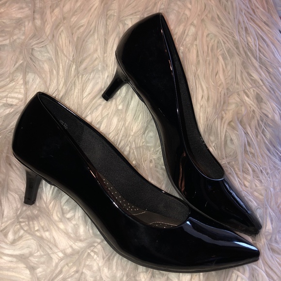 comfortable black kitten heels